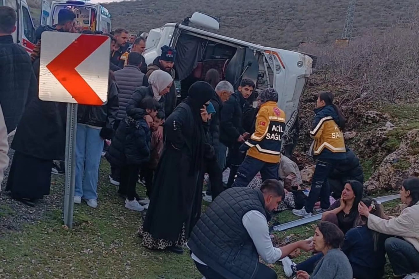 Mardin'de devrilen yolcu midibüsünde 24 kişi yaralandı