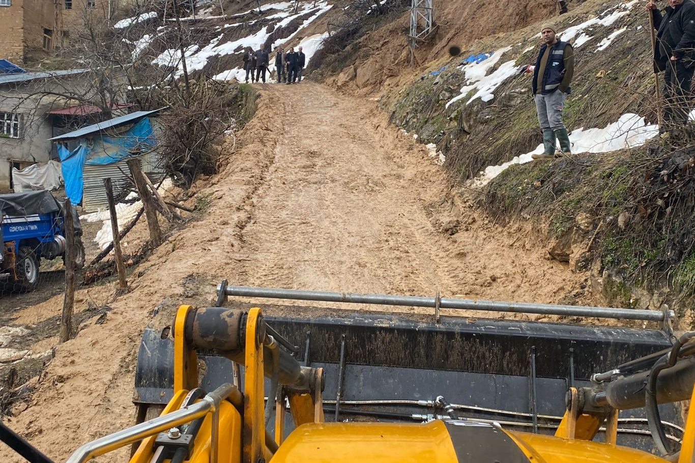 Siirt'te kar ve heyelan nedeniyle yollar kapandı, mahsur kalanlar kurtarıldı