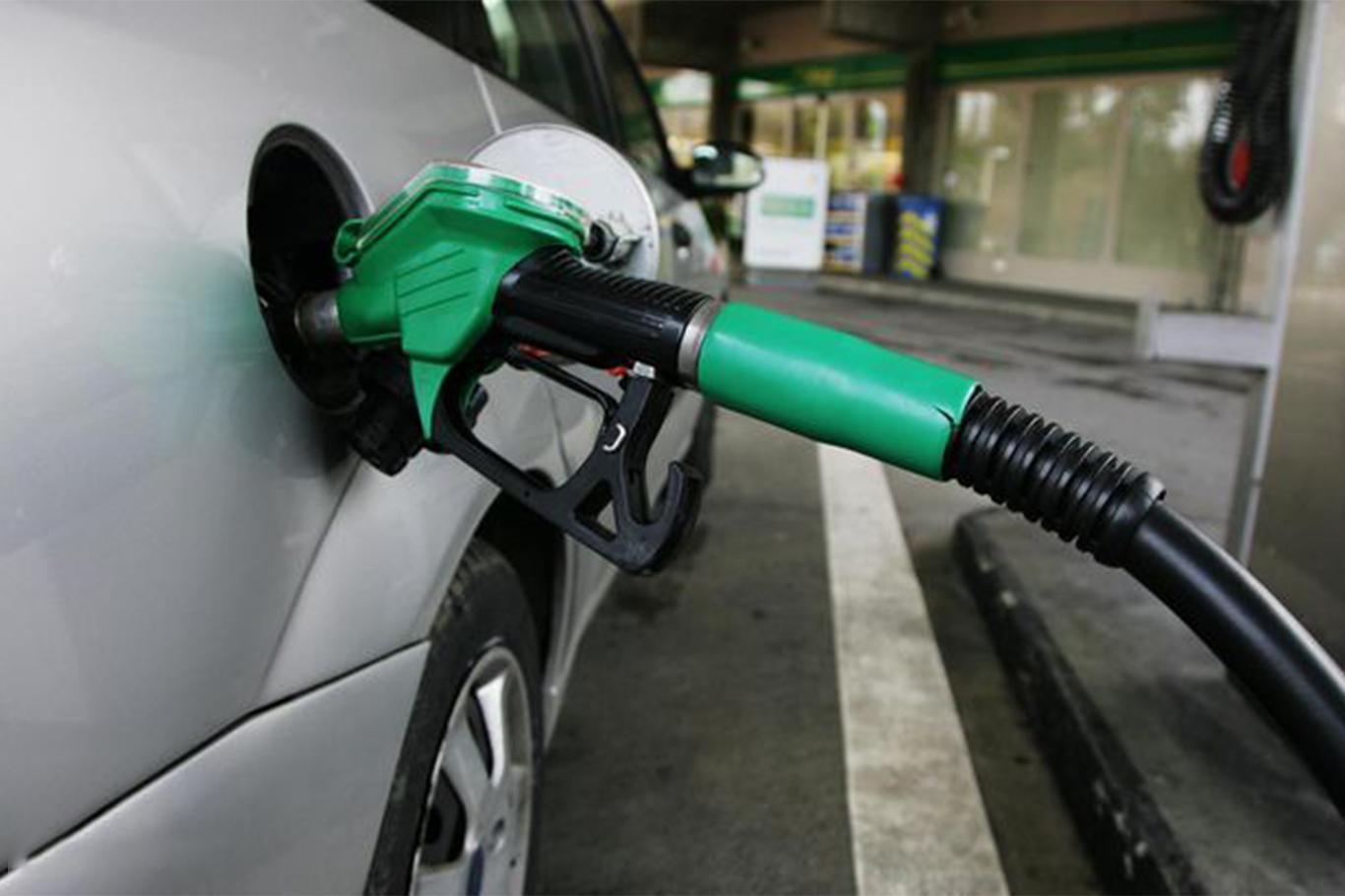 ABD'de akaryakıt fiyatları 4 dolar eşiğini aştı