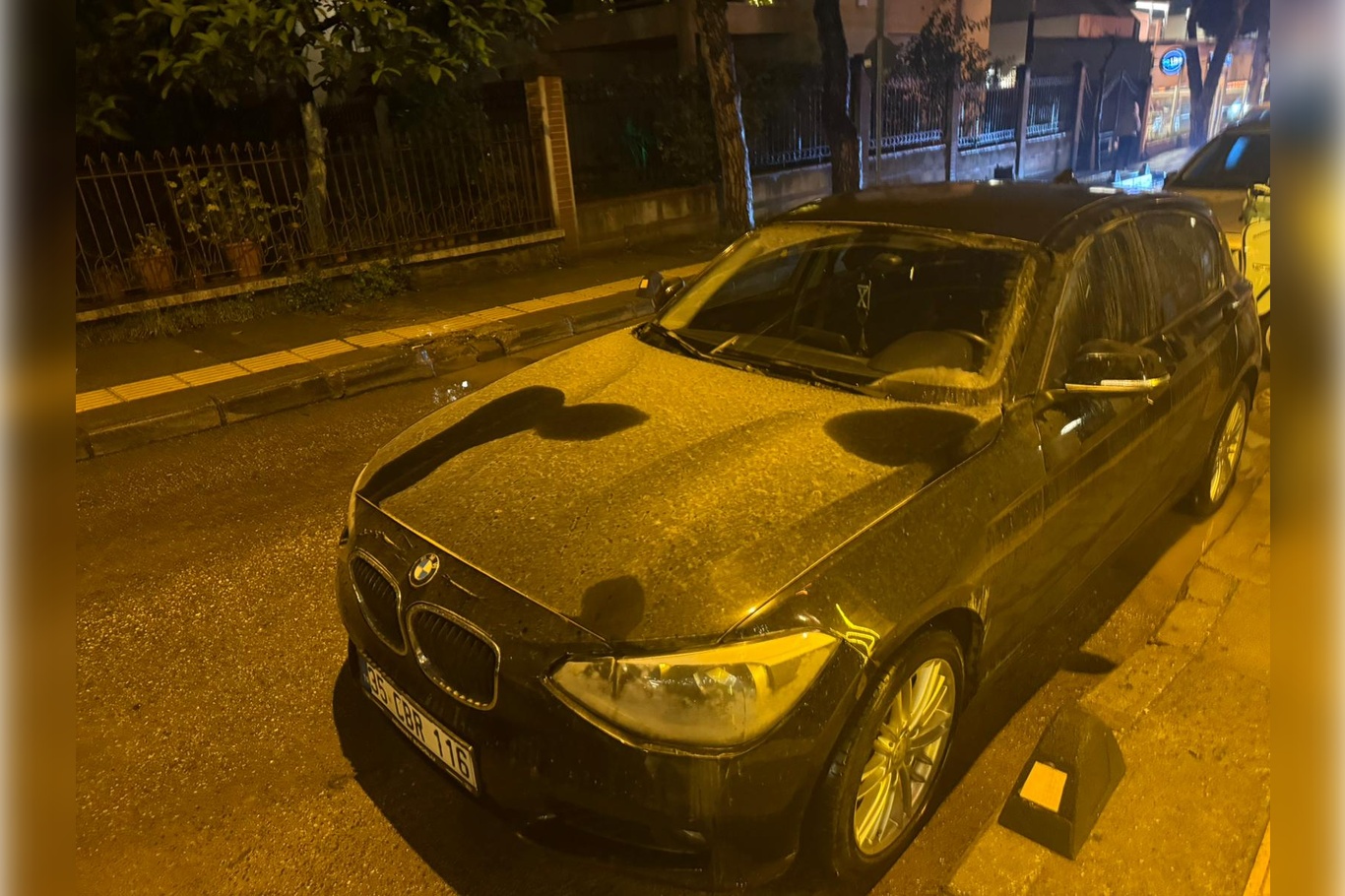 İzmir'de gece yağışı çamurla birlikte geldi