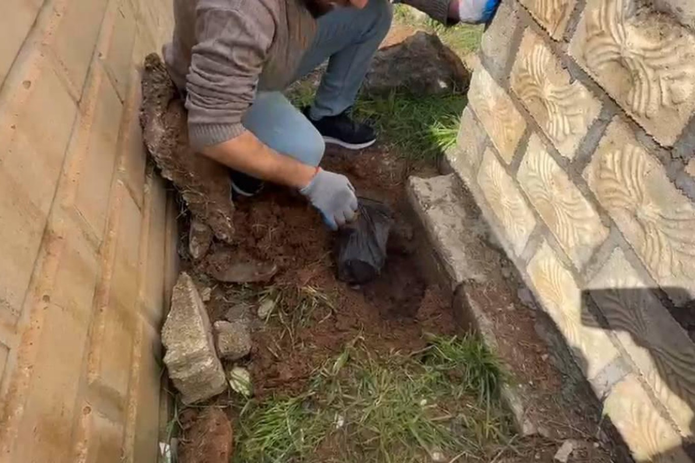 Mardin'de mezarlık içerisinde toprağa gömülü uyuşturucu ele geçirildi