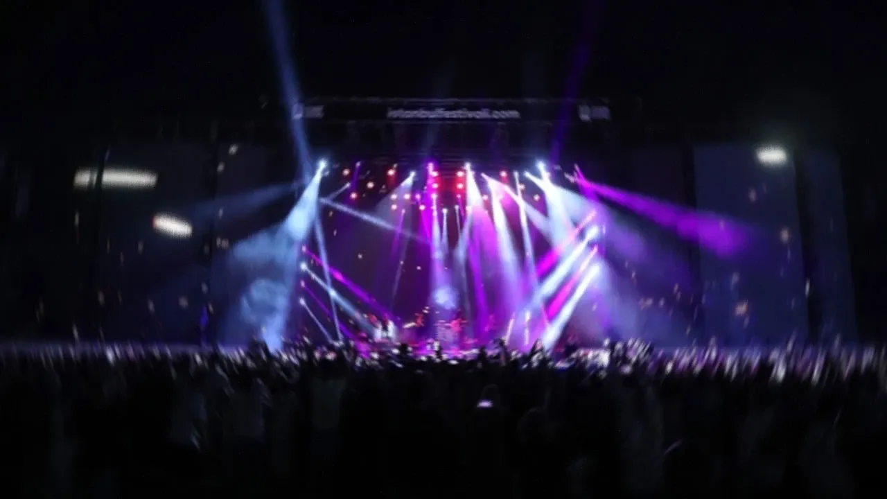 Mayoyla çağdaşlık masalı bitti. .. Sahne provokasyonuna yaptırım gelsin