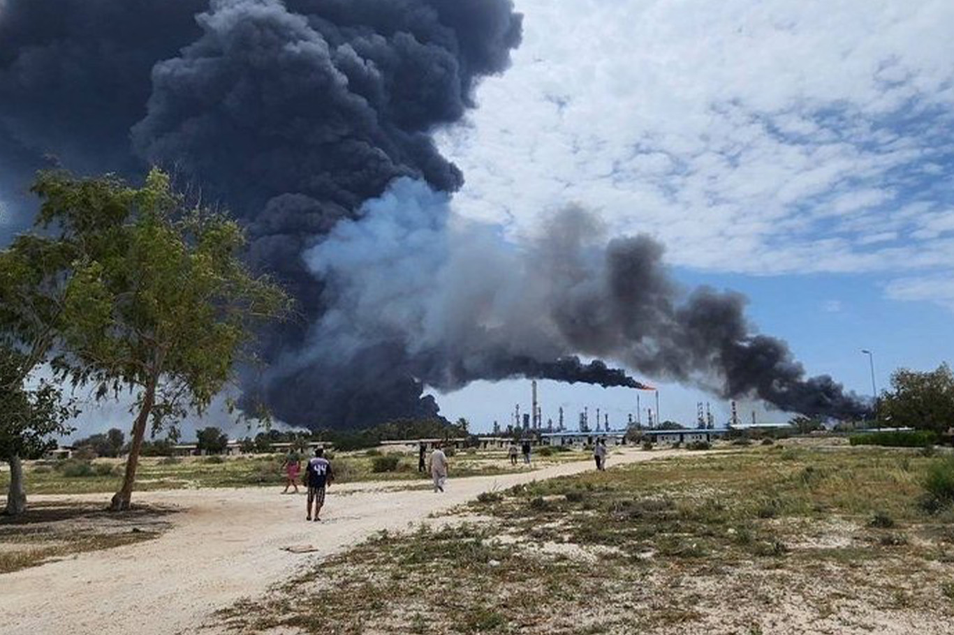 Ateşkesten saatler sonra İran'daki rafineride patlamalar yaşandı