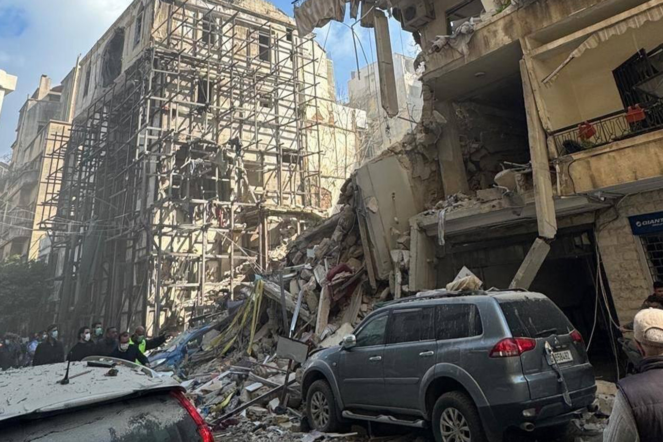 Beyrut'taki doktorlar hava saldırıları sonrası hastanelere çağrıldı