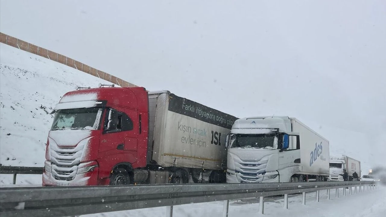 Erzincan'da kar nedeniyle ulaşım güçlükle sağlanıyor