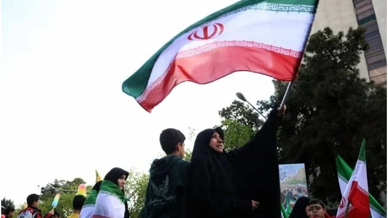 Tahran'ın sokaklarında zafer hareketliliği!