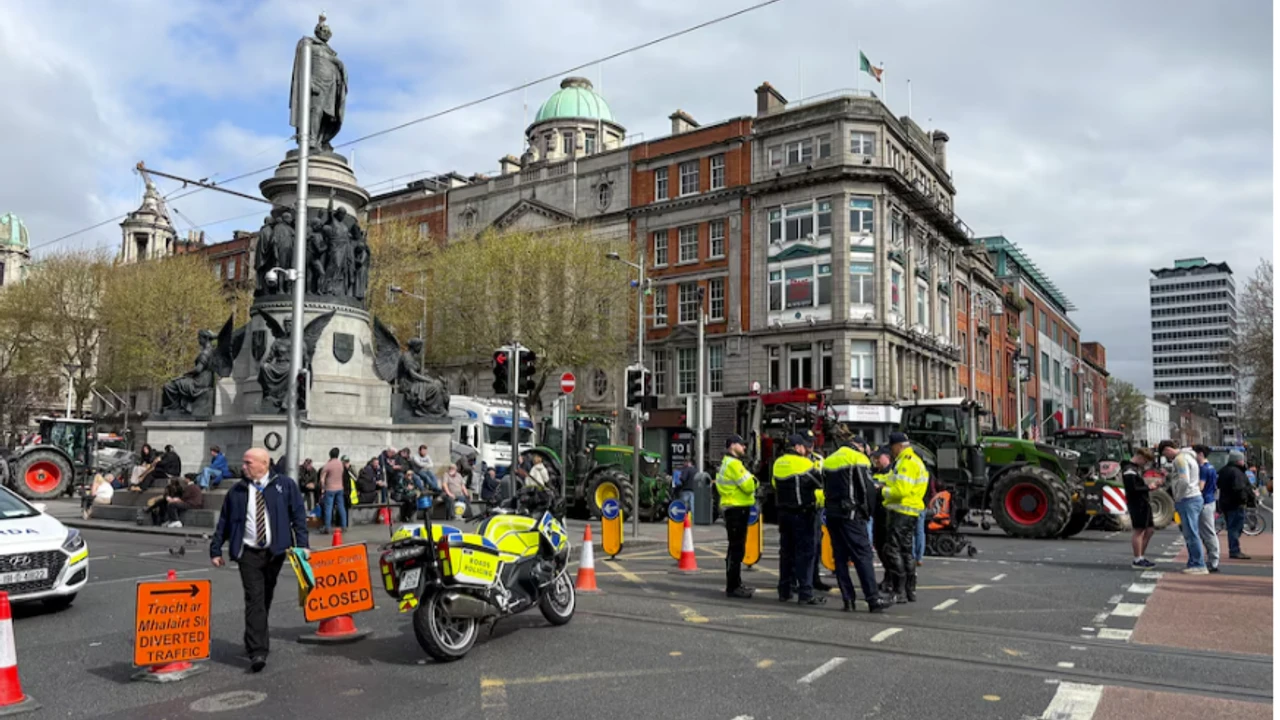 Yakıt isyanı: Sokaklar traktör ve kamyonlarla ablukaya alındı