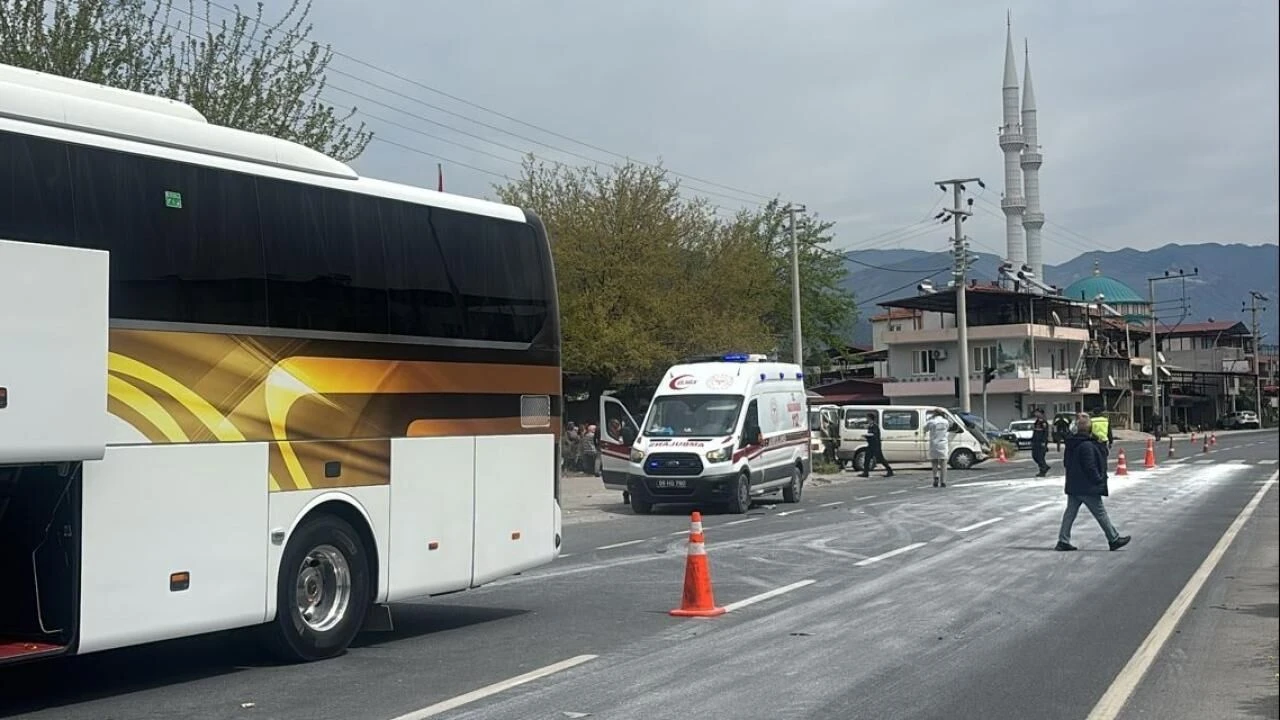 Yolcu otobüsü ile minibüs çarpıştı: 1 ölü, 3 yaralı var