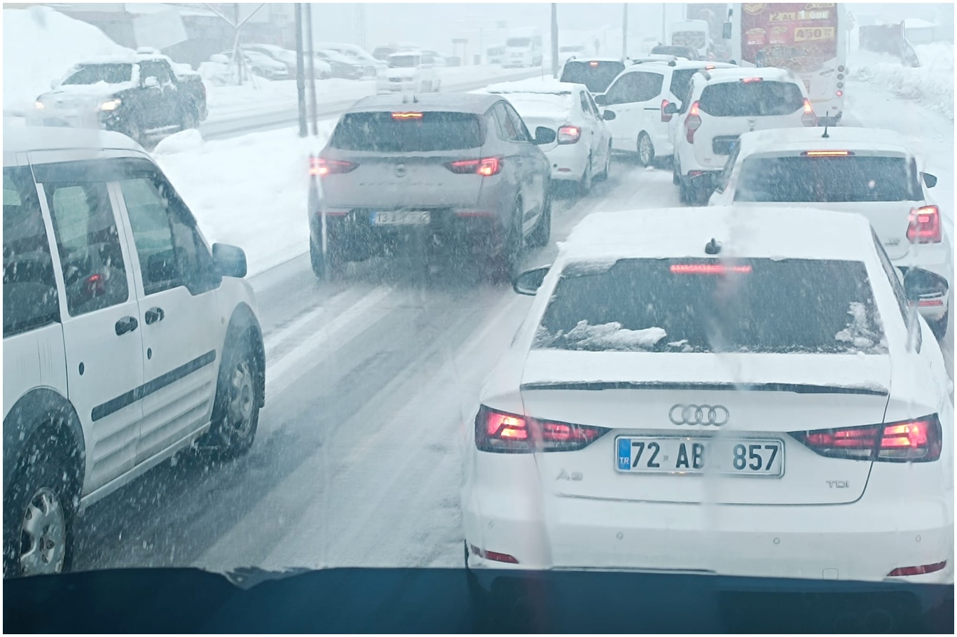 Bitlis'te kış geri geldi: 84 köy yolu ulaşıma kapandı