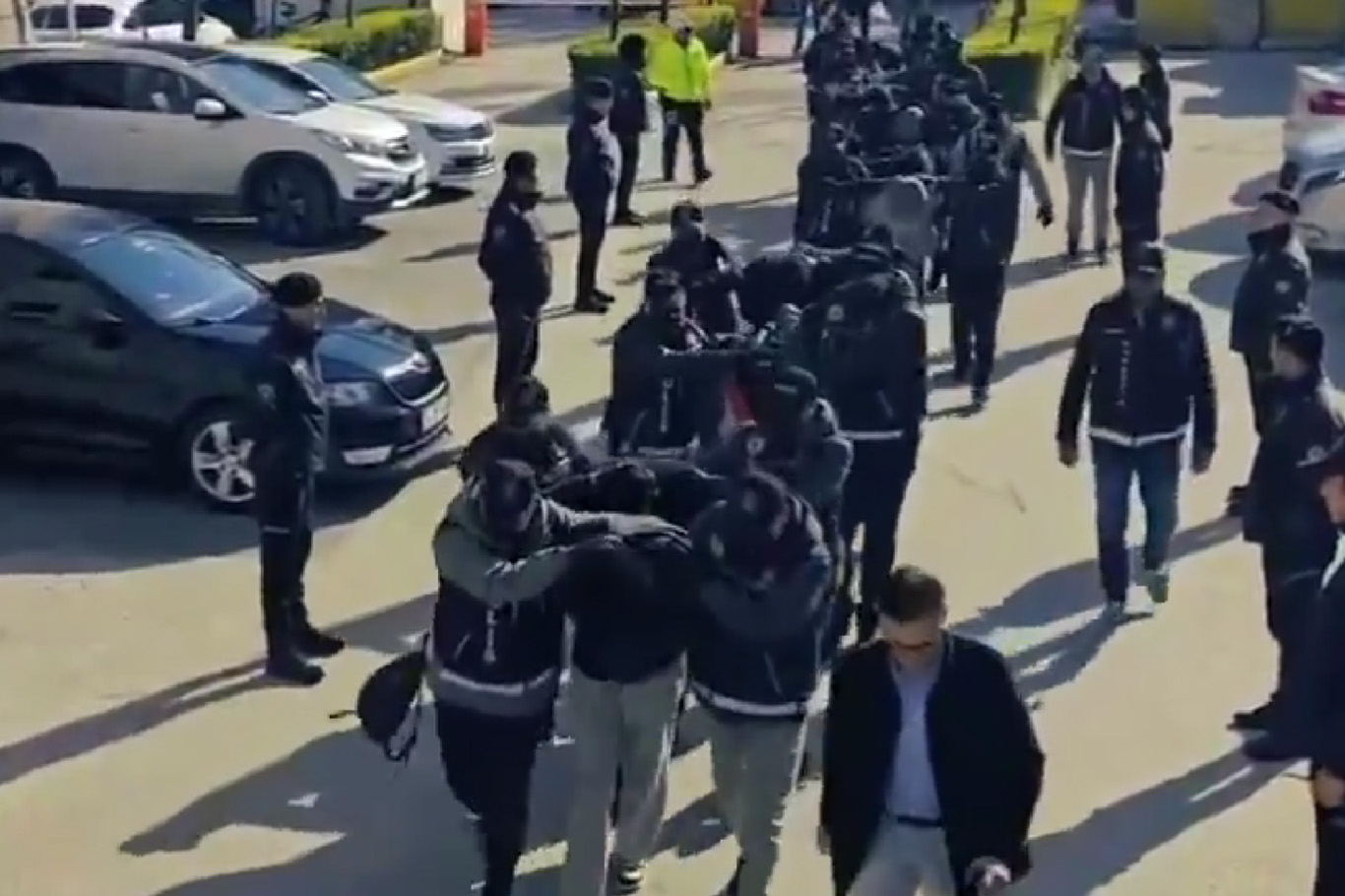 Narkotik Suçlarla Mücadele Şube Müdürlüğü ekiplerince Eskişehir Cumhuriyet Başsavcılığı cephesinden yeni