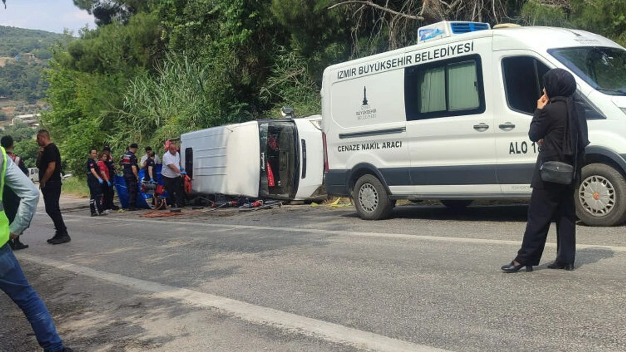 İzmir'de tarım işçilerini taşıyan minibüs devrildi: 1 ölü, 11 yaralı