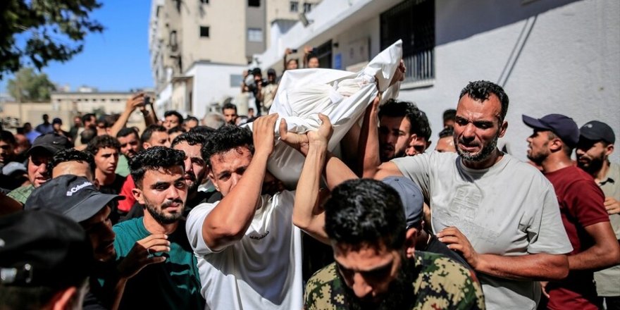 Soykırımcı İsrail, Gazze'de düğün davetiyesini dağıtmaya çıkan damat adayını şehid etti