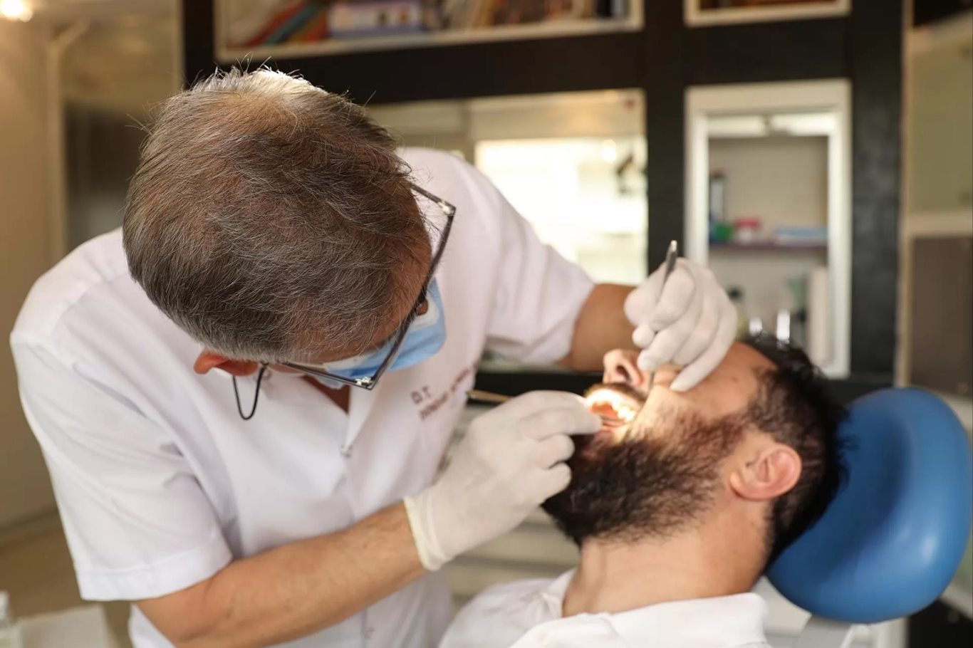 Geçmeyen ağız kokusunun nedeni diş sorunları olabilir