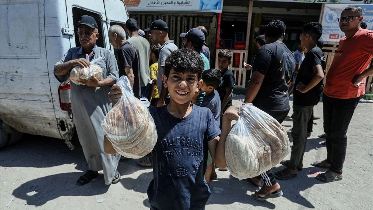 Siyonistlerin aç ve mağdur bıraktığı Gazzelilere WFP'den göstermelik ekmek yardımı