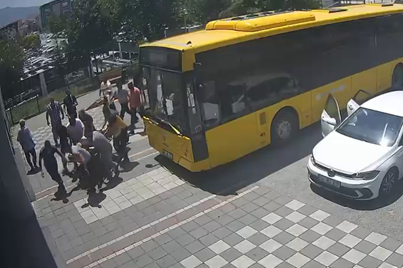 Şoför, kalp krizi geçiren hasta için otobüsü hastaneye sürdü