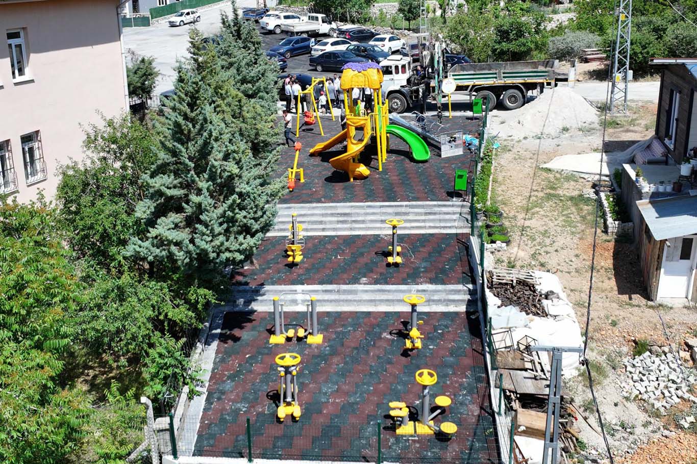 Yeşilyurt Belediyesinden "Güneş Enerjili" çocuk parkı