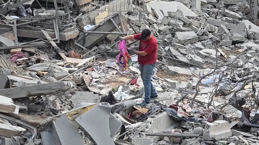 Katil İsrail’in harabeye çevirdiği Nebatiye'de aileler anılarını kurtarmaya çalışıyor