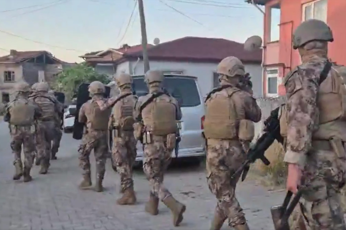 Kocaeli'nde silah kaçakçılığı operasyonu: 11 şüpheli gözaltına alındı