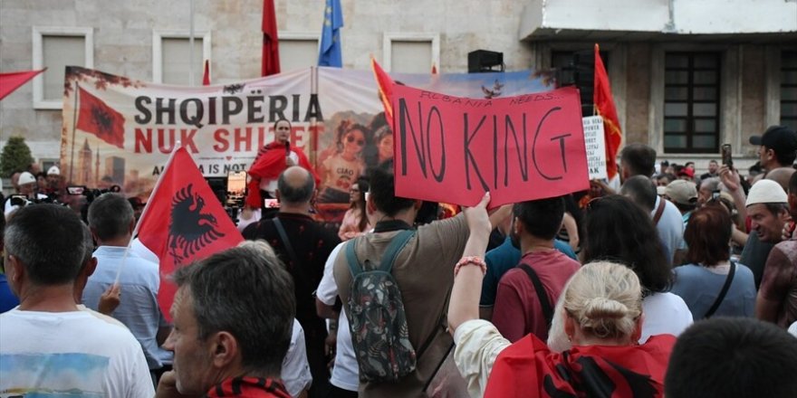 Arnavutluk'taki gösteriler devam ediyor