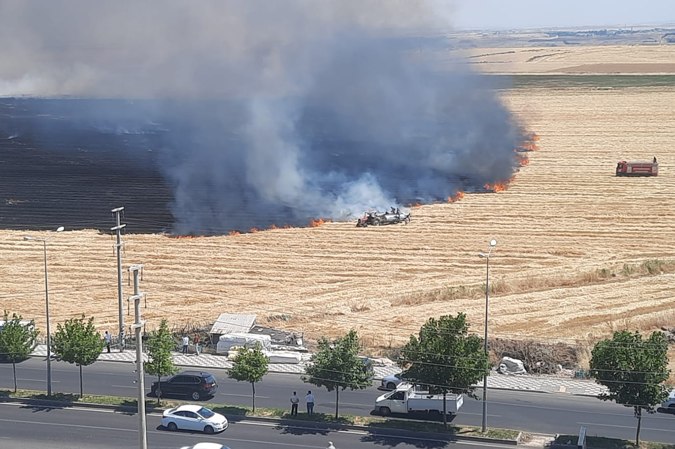 Diyarbakır'da anız yangını: Toplanmamış mahsule ulaşması an meselesi