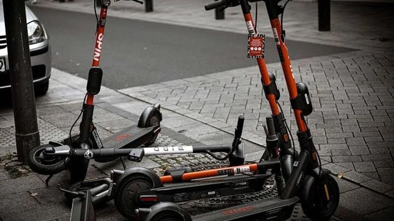 Bir ülkede elektrikli skuter kullanımına ilişkin trafik düzenlemesi getiriliyor