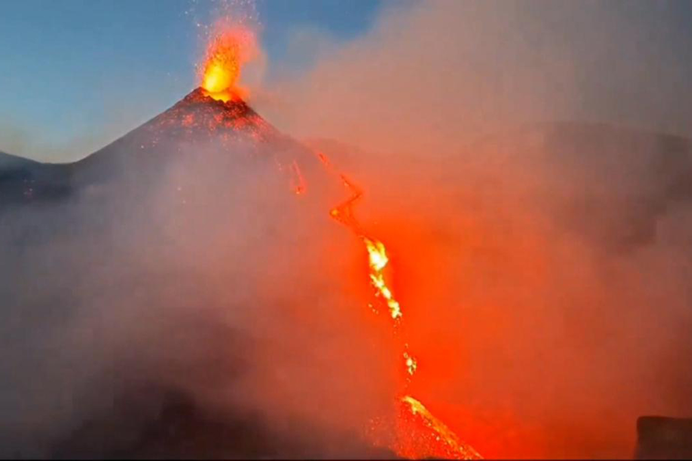 Etna Yanardağı'nda volkanik hareketlilik: Alarm seviyesi yükseltildi