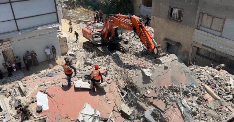 Gazze'de enkaz altındaki 8 bin 500 kayıp cenazeyi bulmak için tek iş makinasıyla çalışılıyor