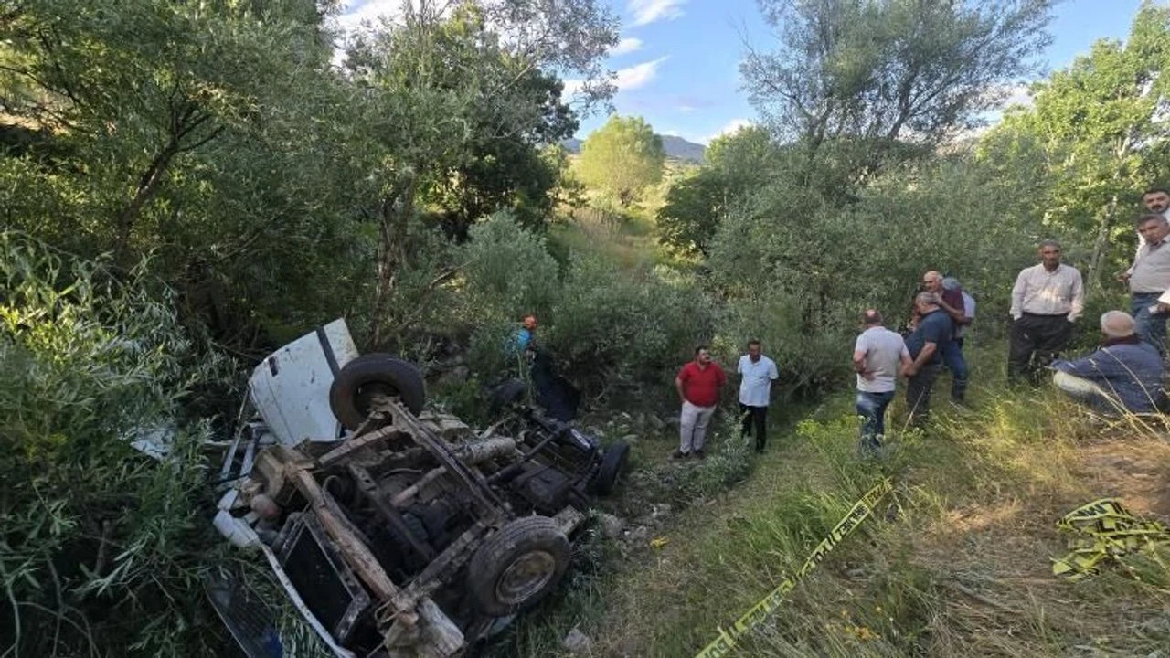 Bingöl'de kamyonet uçuruma yuvarlandı!