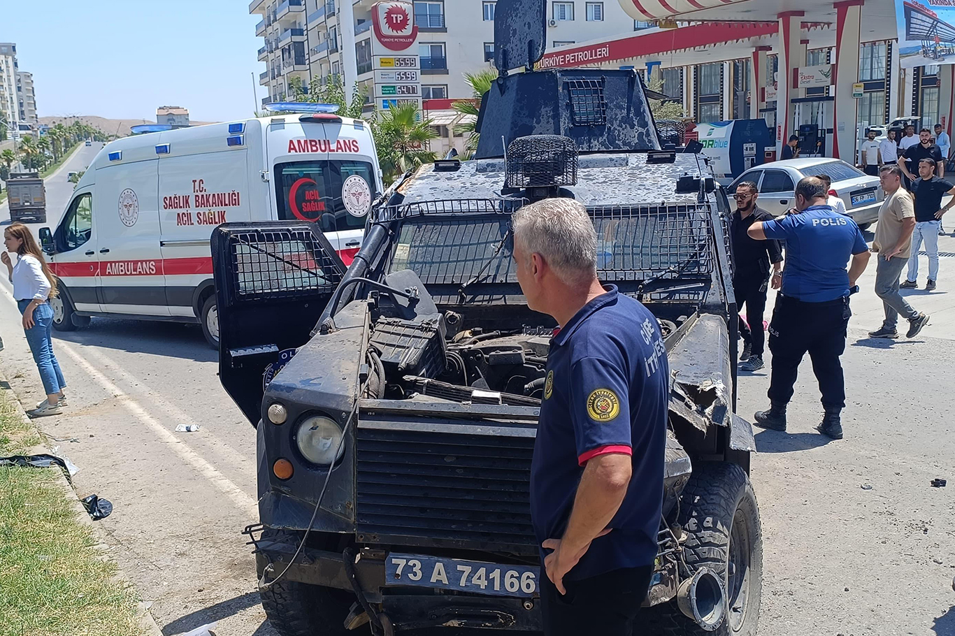 Cizre’de zırhlı araç takla attı, 2 polis memuru yaralandı