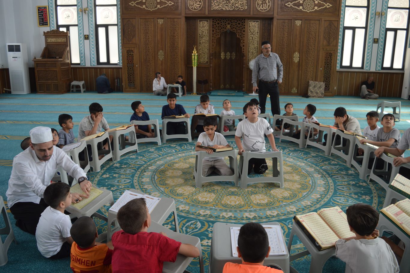 Yaz Kur'an Kursu'nda çocuklar güne salavatlarla başlıyor, Kur'an'la devam ediyor