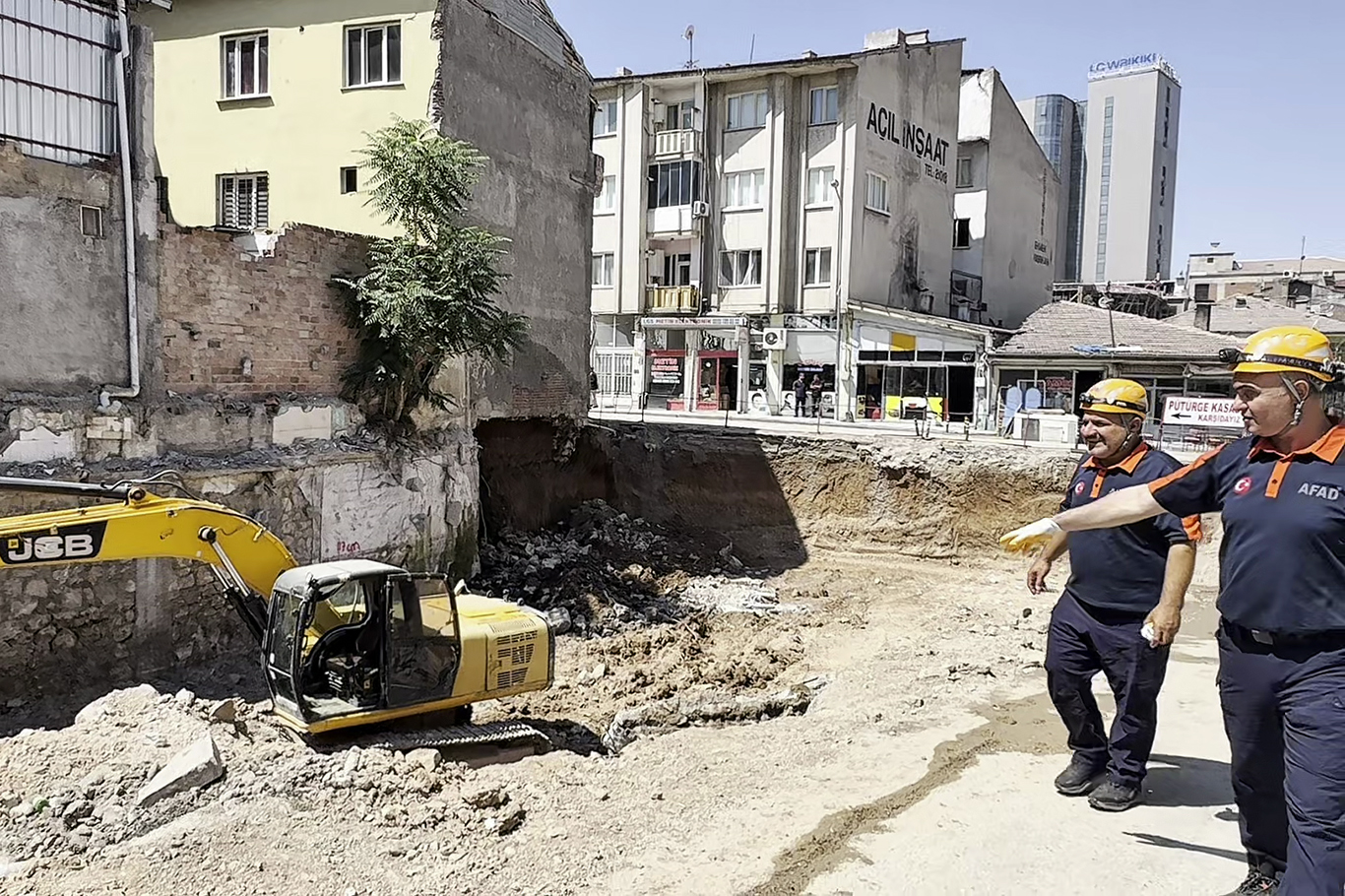 Malatya'da inşaat kazısı sırasında toprak kayması: 2 katlı ev tahliye edildi