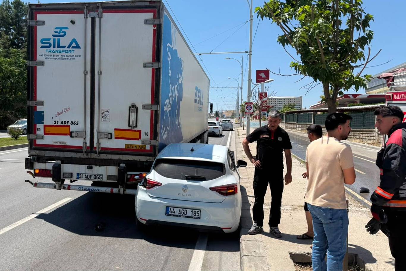 Malatya'da tır ile otomobil çarpıştı