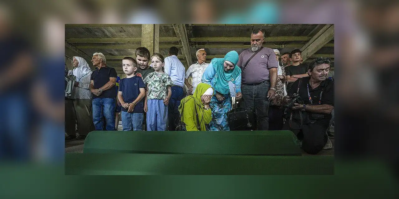 Srebrenitsa Soykırımı'nın 31'inci yılında toprağa verilecek 10 cenaze gözyaşlarıyla karşılandı