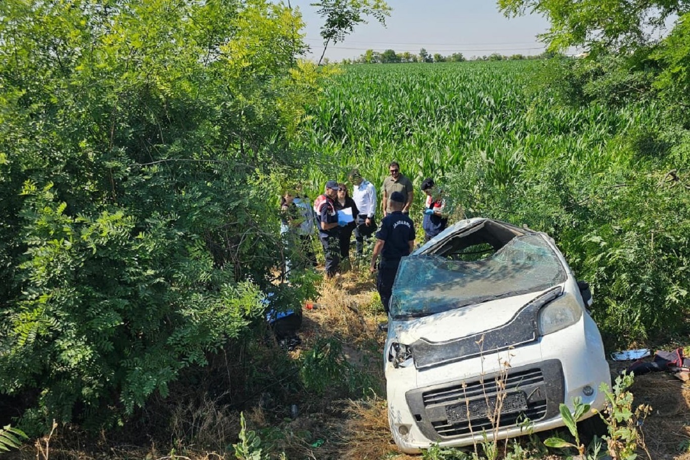 Düğün dönüşü araç şarampole devrildi: Aynı aileden 3 kişi hayatını kaybetti