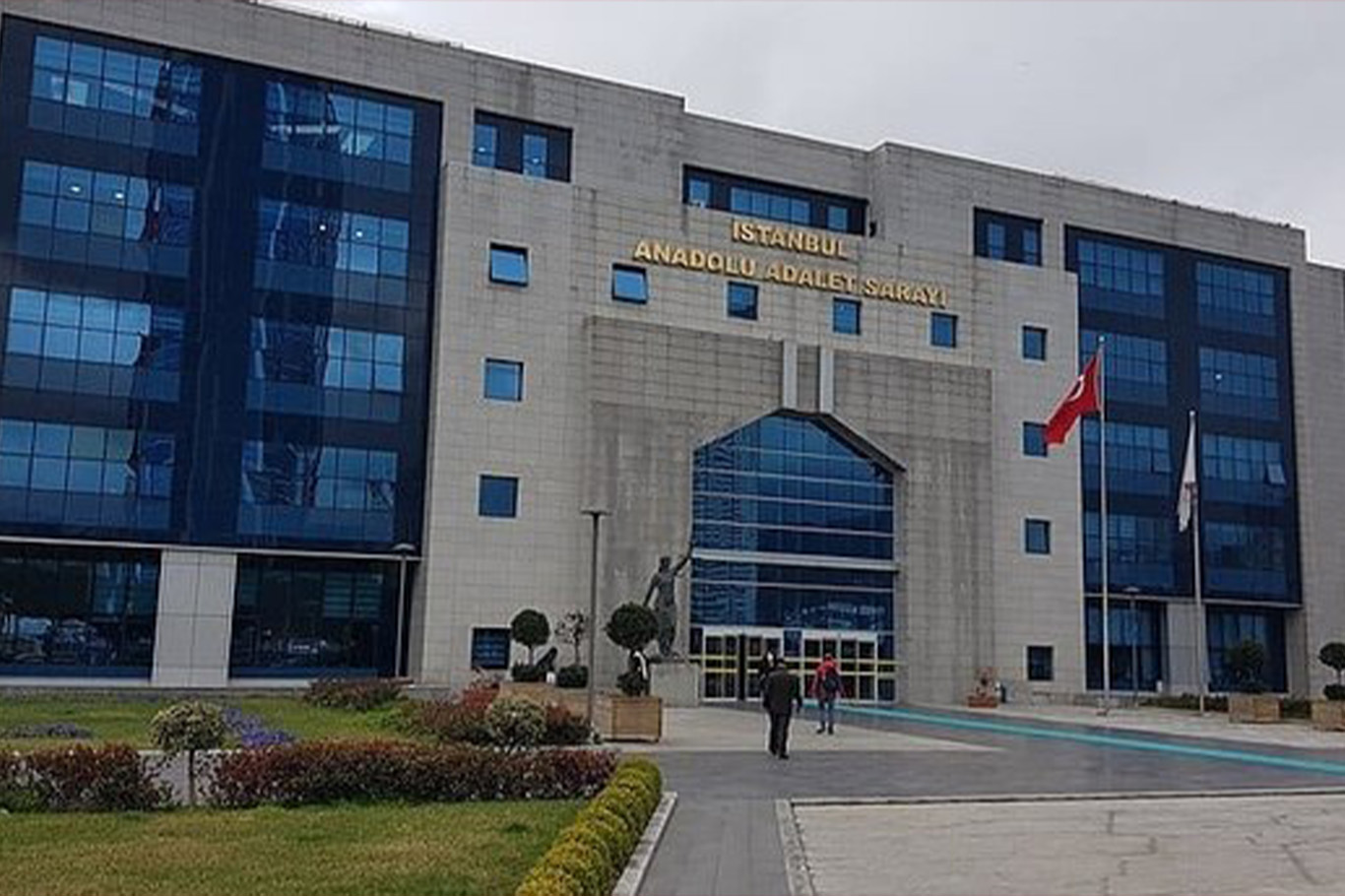Üsküdar'daki mezarlık tahribatı şüphelisi tutuklama talebiyle sevk edildi