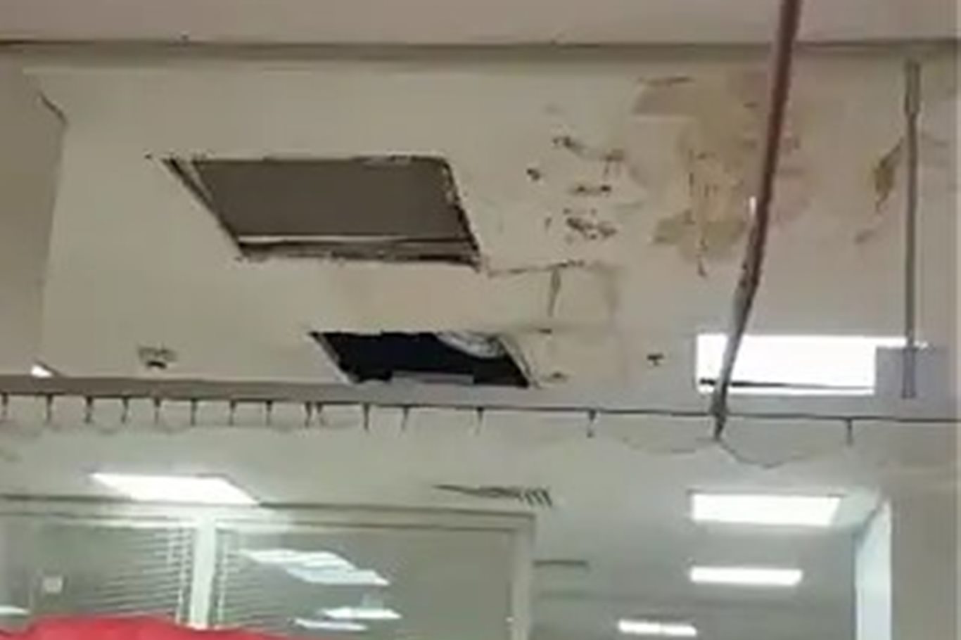 Siirt Eğitim ve Araştırma Hastanesi acil servisindeki paslı tavan tepkilere neden oldu