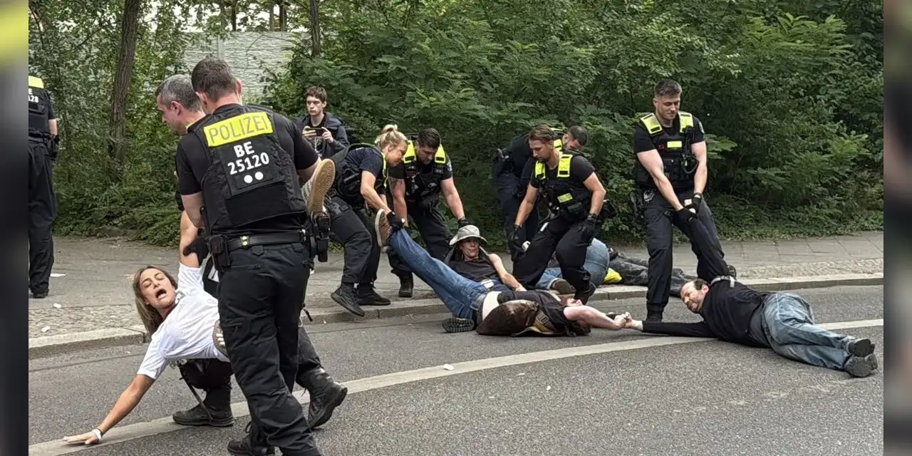 Berlin'de, İsrail'e mühimmat üreten Rheinmetall'ı protesto eden aktivistlere polisten sert müdahale