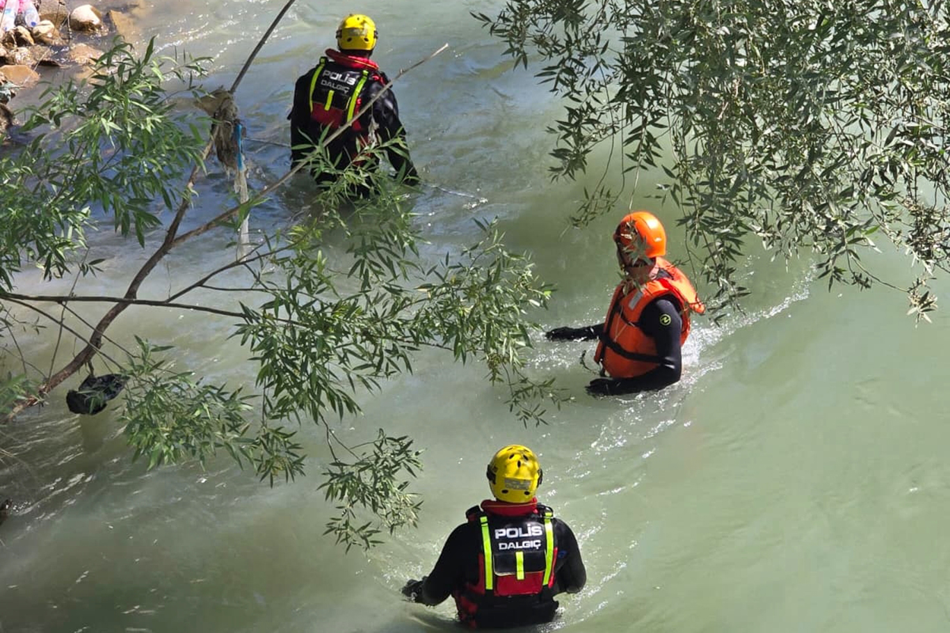 Habur Çayı'nda akıntıya kapılarak kaybolan genci arama çalışmaları devam ediyor