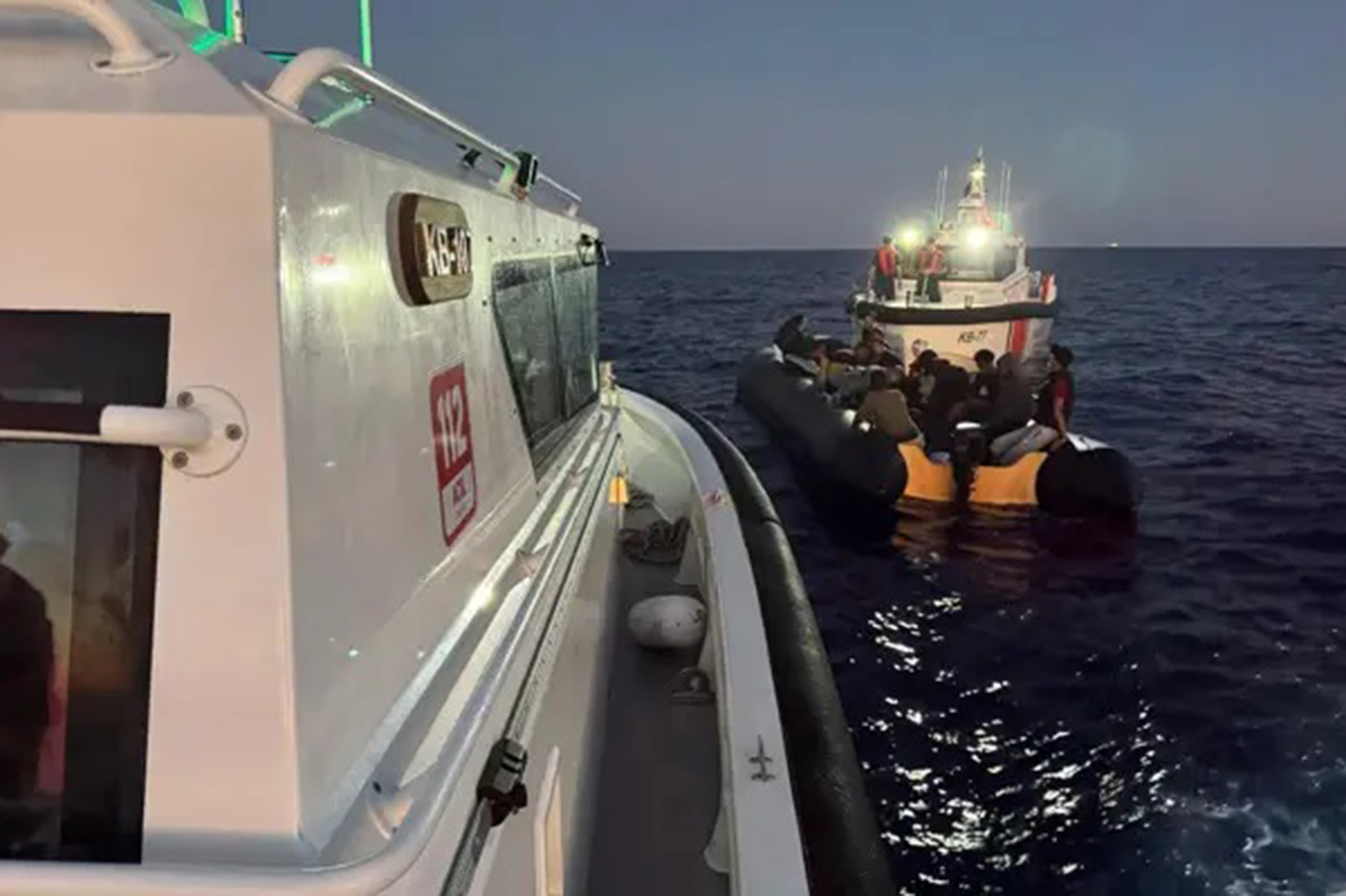 İzmir açıklarında 21 düzensiz göçmen kurtarıldı