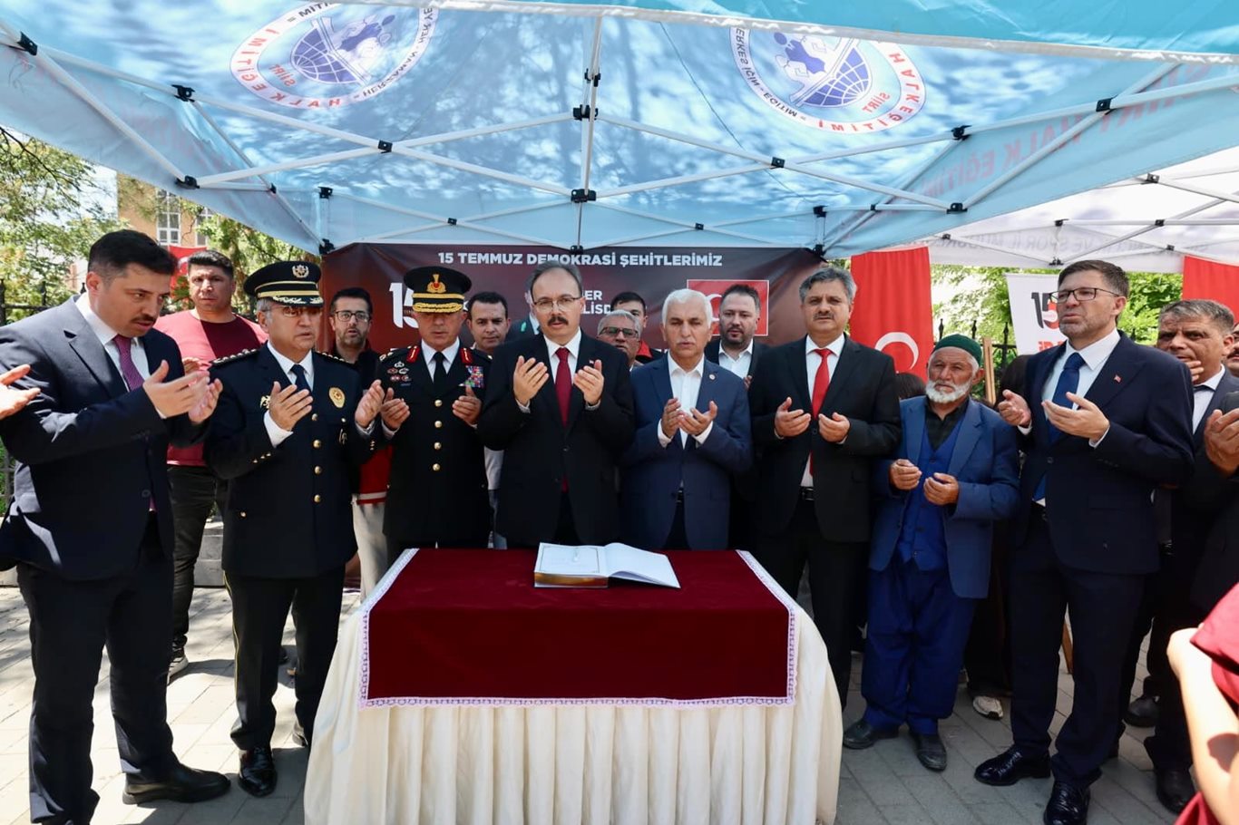Siirt'te 15 Temmuz fotoğraf sergisi ziyarete açıldı