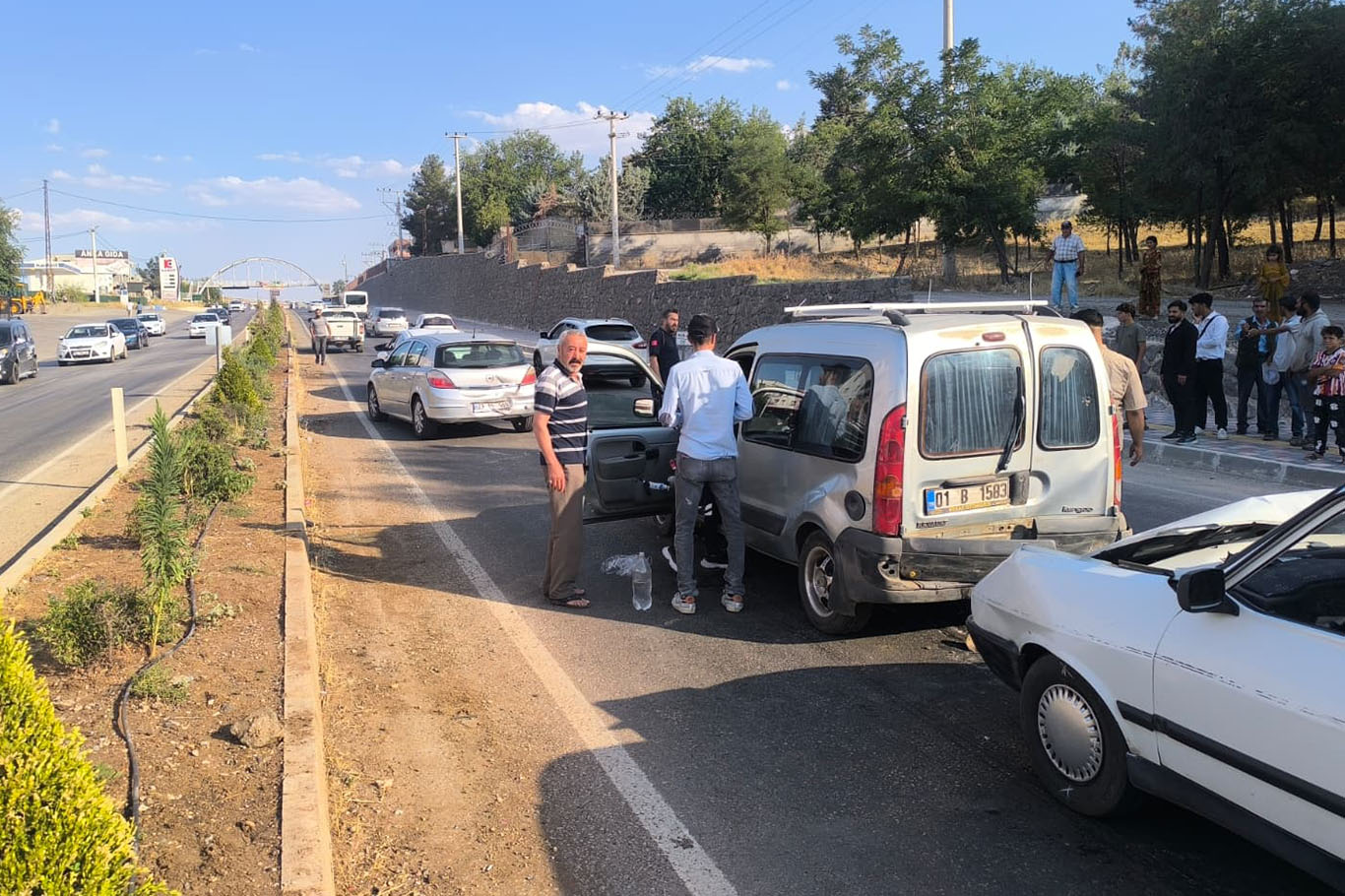 Diyarbakır-Mardin yolunda zincirleme kaza: 4 araç birbirine girdi