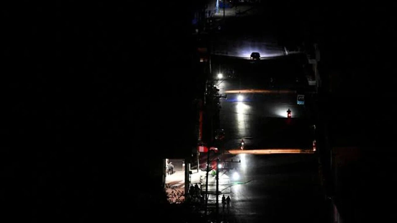 Fransa karanlığa gömüldü: 53 bin hane elektriksiz kaldı