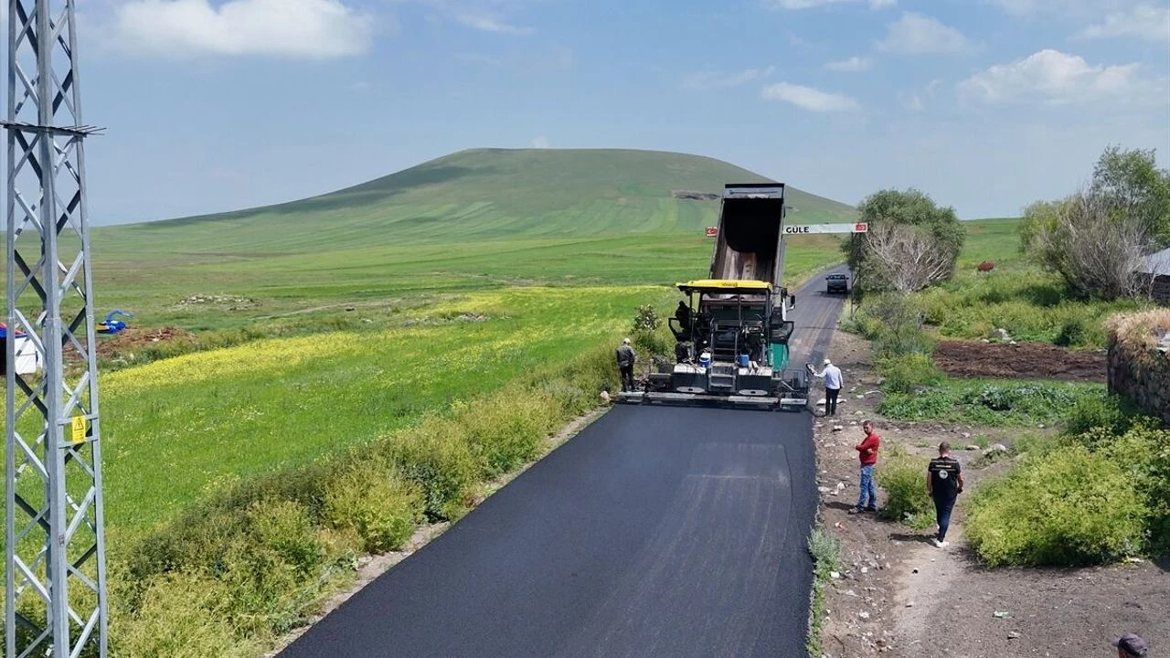 Kars'ta köy yolları yenileniyor