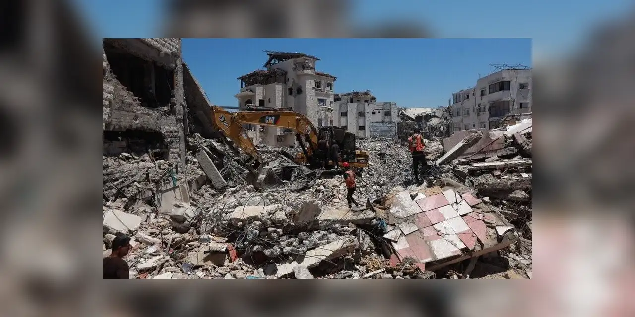 Gazze'de daha önce hedef alınan binanın enkazından iki aileye ait 99 cenaze çıkarıldı