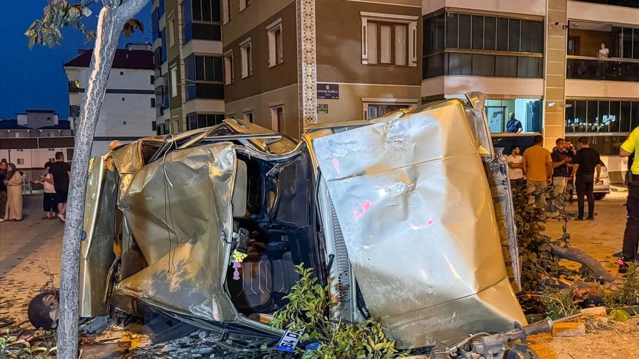Önce yayalara çarptı, sonra site bahçesine yuvarlandı