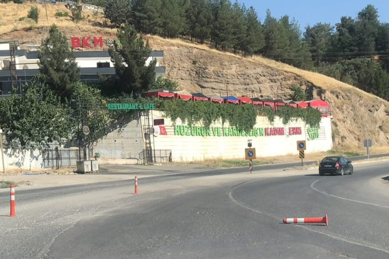 Kezer Köprüsü'nde kırılan dubalar trafik güvenliğini tehdit ediyor