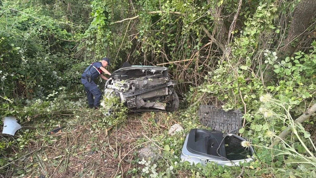 Şarampole devrilen otomobildeki 1 kişi öldü, 1 kişi yaralandı