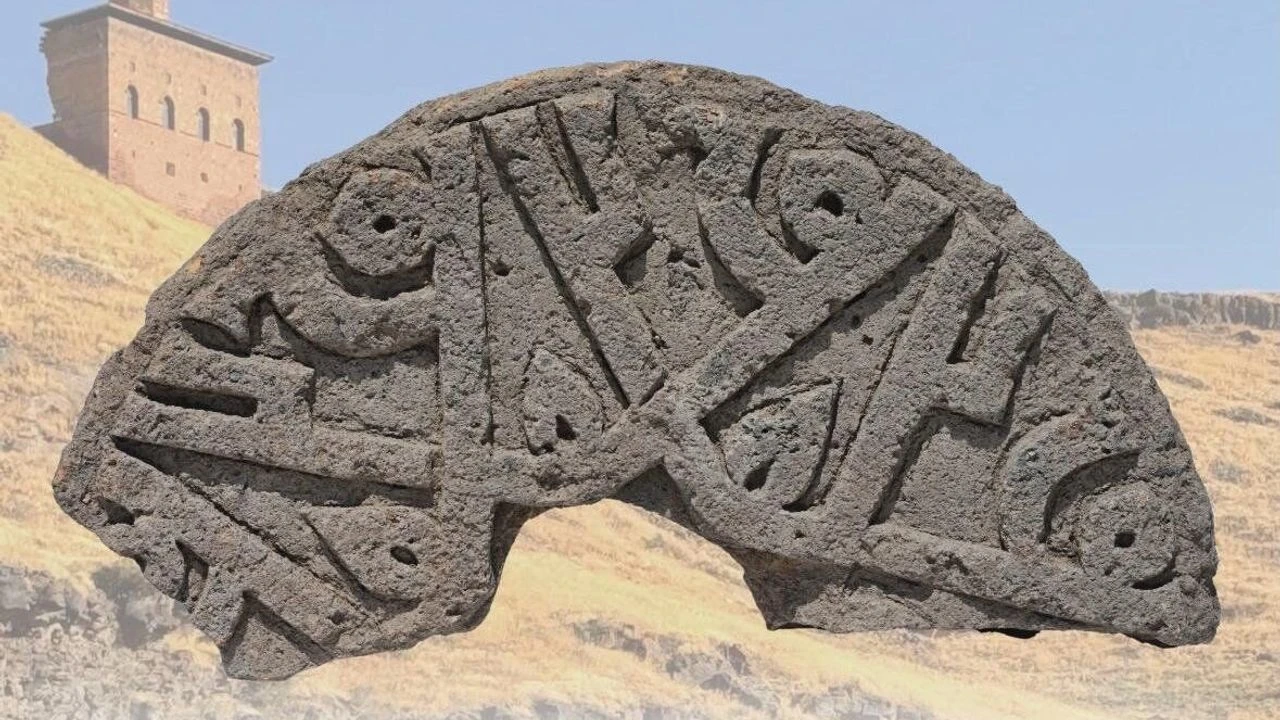Arkeolojik kazıda "Hz. Muhammed" isminin yer aldığı Selçuklu taşı bulundu