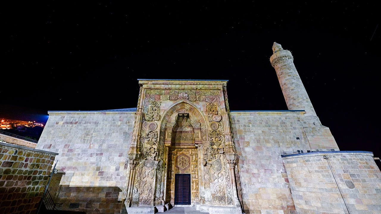 Motif motif işlenen taşlarda gölgeler yüzyıllardır kıyama duruyor