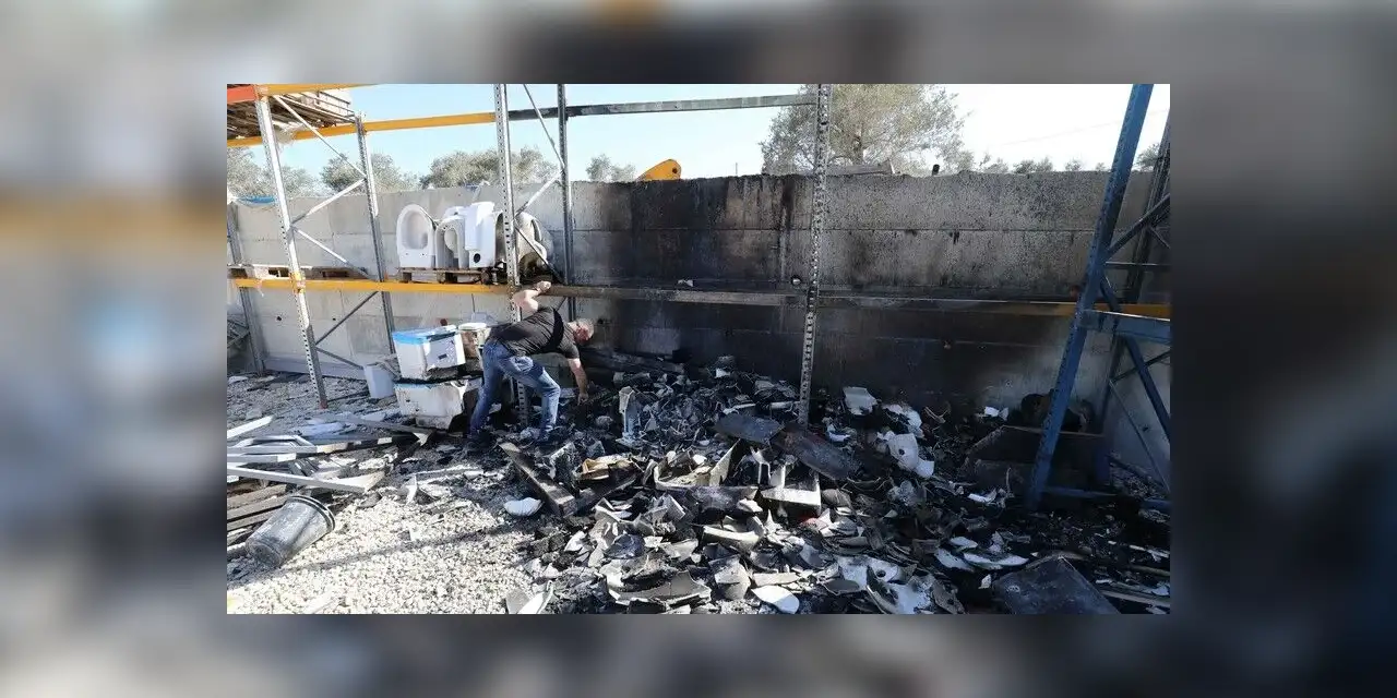 Siyonist yerleşimciler, Batı Şeria'da Filistinlilere ait fabrikayı kundakladı